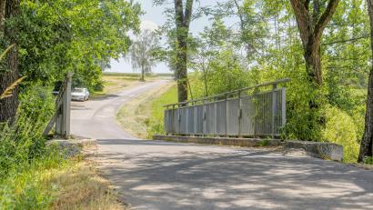 Bild: njn
Blick von der Zeidlweidbrücke über die Fichtelnaab Richtung Schadenreuther Kreuzung: Die Straße ist ab Montag, 19. Juni, bis Oktober gesperrt.