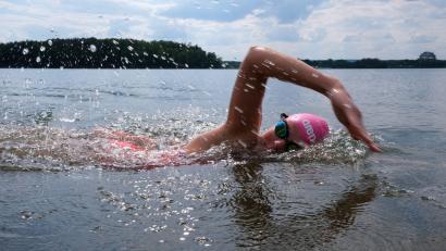Bild: Tobias Wagner
Simone Bayer beim Training im Steinberger See: Die 30-jährige Schwimmerin aus Tirschenreuth nimmt im Juli die Bodenseequerung in Angriff.