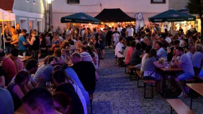 Bild: mab
Ein lauer Sommerabend zog beim bislang letzten Bürgerfest im Jahr 2019 zahlreiche Besucher an.