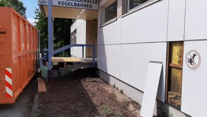 Bild: ise
An der Mehrzweckhalle in Schirmitz könnte schon bald der Fassadenabbau beginnen. Sorge macht aktuell nur das benötigte Gerüst.