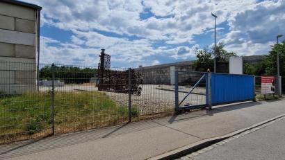 Bild: Thomas Dobler
Von dem Gelände dieser Firma im Schwandorfer Stadtsüden wurde ein teurer Pkw gestohlen. Der Täter kletterte dazu über den Zaun des Betriebs.