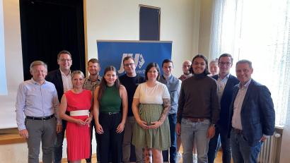 Bild: Junge Union Kreisverband/exb
Die neue JU-Führungsriege und die Redner stellten sich zum Gruppenfoto auf. Von links: Tobias Reiß, Christian Doleschal, Stefanie Dippl, Maximilian Kastner, Veronika Zintl, Sebastian Müller, Kreisvorsitzende Sandra Dostler, Johannes Klinger, Manuel Ernst, Lukas Zintl, Carolin Böckl, Adrian Käß und Leonhard Zintl.
