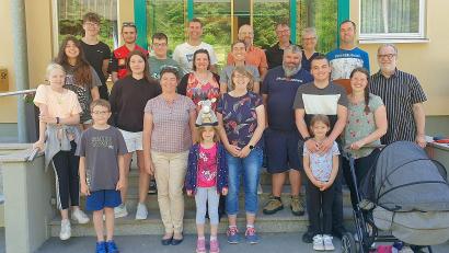 Bild: bsc
Die beiden Kolping-Vorsitzenden Reiner Gärtner (rechts) und Barbara Kaßeckert (mittlere Reihe, Dritte von rechts) freuten sich mit der Reisegruppe über ein gelungenes Familienwochenende in Lambach.