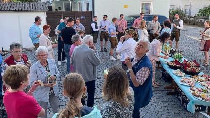 Bild: Susanne Winterl
Nach dem Gottesdienst wird der kleine Umtrunk der Kirwaleit von den Besuchern gerne angenommen.