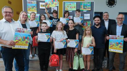 Bild: Stephan Huber
Sven Taschek (hinten, Mitte, mit dem Bild in der Luft) hat den Malwettbewerb zum Amberger Kinderfest gewonnen. Es gratulierten unter anderem Bürgermeister Martin Preuß (links) und Jugendamtsleiter Thomas Boss (rechts).