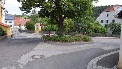 Bild: bö
Die Engstelle in der Jakobusstraße im östlichen Bereich der Marktes im Zuge der Staatsstraße soll noch heuer beseitigt werden. Der Baubeginn ist für die zweite Augusthälfte vorgesehen.