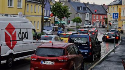 Bild: hmr
Die B299 verläuft mitten durch Waldsassen: Eng geht es unter anderem an der großen Ampelkreuzung am Backdie-Eck zu.
