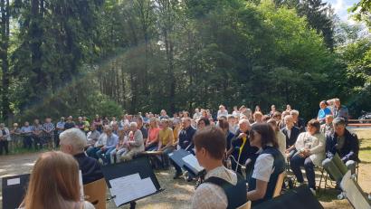 Bild: Jessica Müller/exb
Der Verein Abenteuer Kultur Mähring führte bei der Kapelle "Alter Herrgott" die gleichnamige Musikantenmesse unter Leitung des Komponisten Klaus Rustler noch einmal direkt vor Ort auf.