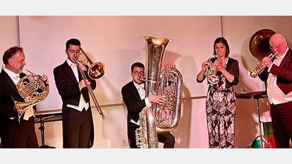 Bild: Krones
Einen umjubelten Auftritt legt das Quintett Harmonic Brass in der Kulturscheune in Elbart hin (von links): Andreas Binder, Alexander Steixner, Karl-Wilhelm Hultsch, Elisabeth Fessler und Hans Zellner.