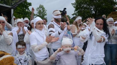 Bild: bey
Mumien über Mumien. In Waldthurn dürfte am Freitagnachmittag das Verbandsmaterial knapp geworden sein.