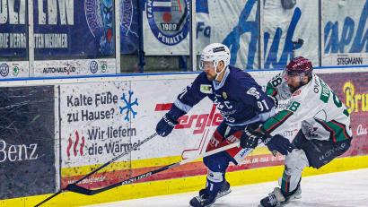 Archivbild: Werner Moller
In der vergangenen Saison verpassten die Blue Devils (links Dennis Thielsch) in der spannenden Final-Serie gegen die Starbulls Rosenheim (rechts Maximilian Vollmayer) den Aufstieg in die DEL2.