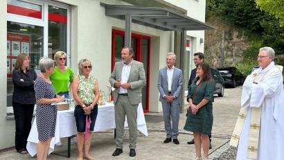 Bild: Marko Pammer/exb
Das Netzwerk Nabburg und die Stadt freuen sich über den neuen Wochenmarkt am Gelände der Sparkasse.