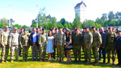 Bild: nbu
Der Markt Freihung, die Reservistenkameradschaft und weitere Institutionen verabschiedeten den scheidenden Bataillonskommandeur des US-Partnerschaftsverbandes 18. CSSB, LtCol John Abella mit Familie, auf dem Paradefeld in Grafenwöhr.