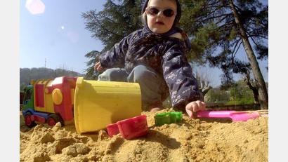 Bild: bub dpa/lhe
Hinterlassenschaften von Hunden im Sand haben auf Spielplätzen nichts zu suchen.