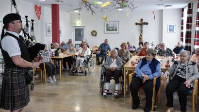 Bild: Stephan Huber
Dudelsackmusik live im Amberger Caritas-Marienheim: Jörg Jacobi aus der Holledau trat dort in original schottischer Tracht auf.
