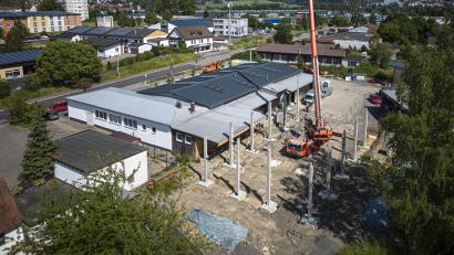 Bild: Wolfgang Erhart/exb
Zurzeit werden die Betonfertigteile für die neue Halle am städtischen Bauhof aufgestellt und das Fundament gegossen.