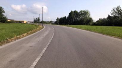 Bild: wro
Der Eigenanteil beim Neubau der Gemeindeverbindungsstraße "Am Industriepark" beträgt laut Abrechnung rund 315.000 Euro. Gefördert wurde die Maßnahme vom Freistaat Bayern, der 469.000 Euro bereitstellte.