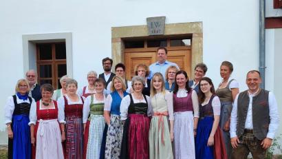 Bild: gri
Die Trachtkleider schmücken nicht nur die Damen, sondern auch die langjährige Leiterin der Nähkurse, Edeltraud Wild (vorne, Sechste von links).