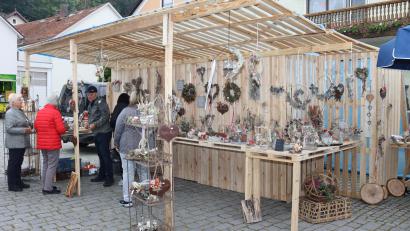 Archivbild: mrr
Auf Stände von Fieranten, einen Flohmarkt und etliche Verpflegungsstände dürfen sich die Besucher beim Riedener Marktsonntag am 24. September freuen.