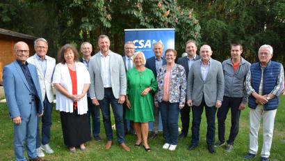 Bild: jr
Mit dieser Mannschaft geht der CSA-Kreisverband Tirschenreuth in die kommenden zwei Jahre: (von links) Alfred Scheidler, Reiner Meier, Olga Luft, Vorsitzender Huberth Rosner, Franz Stahl, Ulrike Meier, Roland Grillmeier, Rita Ponnath, Maria Rabenbauer, Martin Hecht, Andreas Malzer und Hans-Werner Schmid.