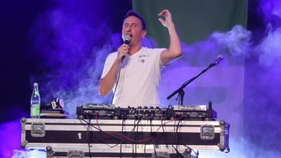 Bild: mfh
Am frühen Abend übernahm DJ Tonic im Zelt in Sulzbach-Rosenberg die Regie und brachte die Menge zum Kochen.