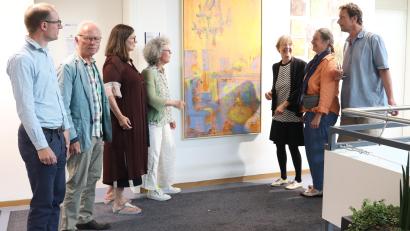 Bild: Corinna Groth
Thomas Rode, stellvertretender VHS-Leiter, Werner Merkl, Claudia Merkl, Doris Webersberger-Maier und Nora Matocza (von links) bewundern ein großformatiges Gemälde von Anne Lilly Hagl (Zweite von rechts) und ein Mosaik aus kleinen Bilder von Matthias Hagl (rechts).