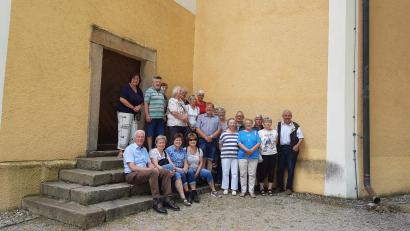 Bild: Gerdi Gradl/exb
Altbürgermeister Arnold Kimmerl (sitzend, links) führte die Seniorengruppe auf den Eixlberg.