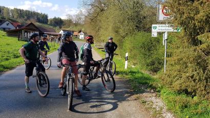 Bild: H. Seitz/exb
Die Bürgermeister der Kommunen der AG "FrankenPfalz" haben sich bei einer Radtour auf dem „Gräfenberger Ritter Ritt“ in der Fränkischen Schweiz einen Eindruck davon verschafft, was eine Mountainbike-Runde bieten sollte.