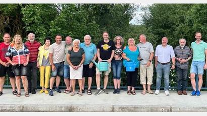 Bild: u
Seit der Sanierung der Mühlbachbrücke im Jahr 2016 wird diese alle Jahre von den Anwohnern mit Blumenkästen geschmückt. Die Initiative ging von 2. Bürgermeister Uwe Bergmann (Fünfter von links) und Stadtrat Harald Kausler (rechts) aus. Bürgermeister Marcus Eichenmüller (Dritter von rechts) lobte den Gemeinschaftssinn der Anwohner.