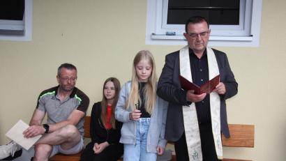 Bild: kro
Stadtpfarrer Konrad Amschl bei seiner Ansprache vor der Segnung des neuen Vereinsheims des TC Bärnau. Links sitzend Spartenleiter Christian Walter.