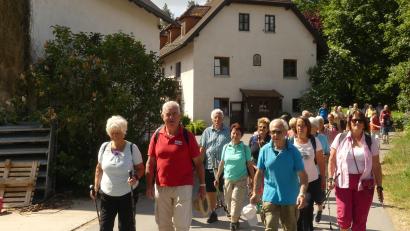 Bild: rn
Die von Sepp Kämpf (vorne, Zweiter von links) ausgewählte Wanderroute führt über die historische Hammermühle an der Creußen, die seit kurzem das tirolische Familienwappen der jetzigen Besitzer ziert.