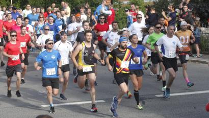 Bild: Hirsch
Die Laufteams starteten in Dietldorf und steuerten die zehn Kilometer entfernte Wechselstation in Pottenstetten an.