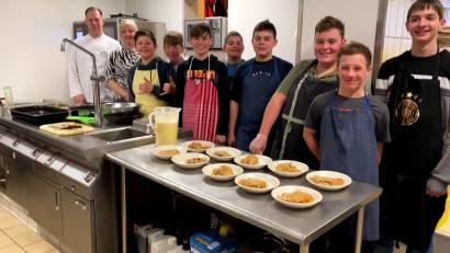 Bild: A. Hoffmann/exb
Beim Projekttag im Gasthof Bodensteiner durften die Schmidgadener Schüler in der Küche mitarbeiten.