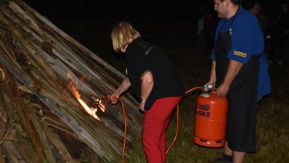 Bild: hcz
Rosi Polland entzündet das Feuer.