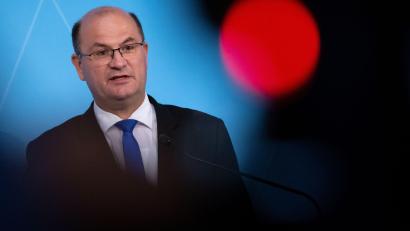 Archivbild: Sven Hoppe/dpa
Der bayerische Finanzminister Albert Füracker (CSU) hat für den 4. Juli beim Landtag eine Regierungserklärung angemeldet. Er will sich zur vielfach angekündigten Klage des Freistaats gegen den Länderfinanzausgleich äußern.