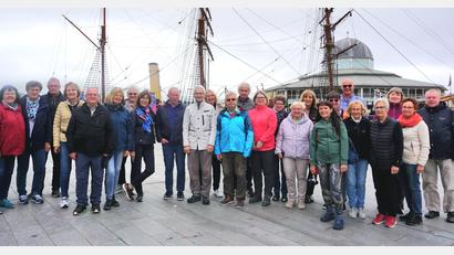Bild: jzk
Vor dem Segelschiff Discovery am Fluss Tay in Dundee versammelten sich die Reisenden zu einem Erinnerungsfoto. Bei der Discovery handelt es sich um das Expeditionsschiff, mit dem Robert Falcon Scott seine ersten Expeditionen in die Antarktis unternommen hat.