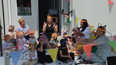 Bild: dob
Viele kleine Schmetterlinge tummelten sich in der BRK-Kindertagesstätte beim ersten Sommerfest.
