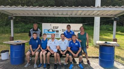 Bild: krb
Die drei Erstplatzierten (von links): der FC Heselbach, SpVgg Pfreimd und der FC Kaltenbrunn. Links, hinten, Schiedsrichter Marco Hausner, rechts ESF Vorsitzende Michaela Kreuzer.
