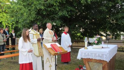Bild: Johann Pilarski/exb
Stadtpfarrer Josef Irlbacher und Pfarrvikar Sylvester aus Schnaittenbach zelebrieren beim Patroziniumsfest in Neuersdorf den Gottesdienst.