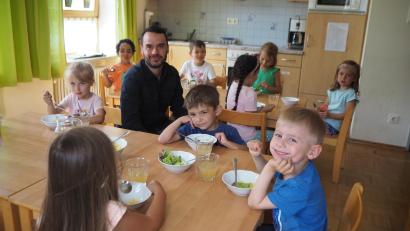 Bild: bl
Im Praktikum hat Dennis Gödke vor zehn Jahren seinen Traumberuf gefunden. Er ist einer der wenigen Männer, die als pädagogische Fachkräfte im Kindergarten arbeiten. Im Kinderhaus St. Anna in Wernberg hat er allerdings inzwischen Verstärkung bekommen.