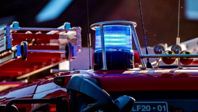 Symbolbild: David Inderlied/dpa
Eine Ambergerin hat ihren Nachbarn aus seiner brennenden Wohnung gerettet.