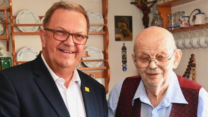 Bild: gf
Bürgermeister Martin Preuß gratulierte namens der Stadt Amberg Josef Brunner (rechts) zu seinem 90. Geburtstag.