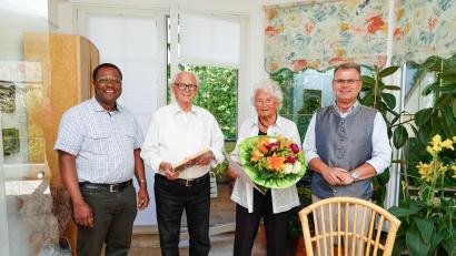 Bild: exb/Daubner
Bürgermeister Karlheinz Budnik gratulierte Edeltraud und Christof Daubner mit Pfarrer Edwin Ozioko (von rechts) zur eisernen Hochzeit.
