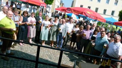 Bild: rn
Nach dem Bieranstich rief Bürgermeister Marcus Gradl (2. von rechts) zum Rundgang über den Bauernmarkt auf.