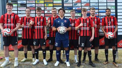 Bild: A. Schwarzmeier
Die Neuzugänge des SC Luhe-Wildenau: (von links) Enrico Kellner, Erol Özbay, Noah Hammer, Johannes Rodler, Max Baierl, Sebastian Gradl, Johannes Gradl, Daniel Ettl und Jamal Dubois.