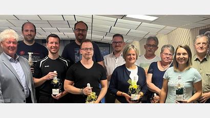 Bild: SKC Bavaria Fortuna Waldsassen/exb
Das in die Verbandsoberliga aufgestiegene Mix-Team. Von links Vorsitzender Peter Preisinger, Andreas Berling, Michael Bindl, Sebastian Lindner, Daniel Bindl, Andreas Koch, Bettina Lux, Klaus Schnurrer, Claudia Roßkopf, Melanie Dellner und Oskar Roßkopf.