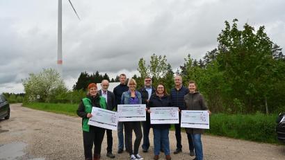 Bild: Michael Schmidt/exb
Beiräte der Bürgerwindenergie Schnaittenbach GmbH & Co. KG übergeben Spenden an Vertreter des Waldkindergartens Schnaittenbach, der Kita St. Vitus, des Kindergartens St. Maria und des Kindergartens St. Margareta.