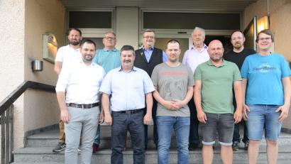 Bild: bey
Bürgermeister Sebastian Hartl freut sich über die Neuwahlen, bei der Vorsitzender Helmut Grünbauer, Zweiter Vorsitzender Markus Grünbauer, Schriftführer Reinhard Püttner, Kassier Sebastian Stoppe (vorne, von links) und die Ausschussmitglieder Valentin Fuchs, Franz Jobst, Artur Leonhardt, Siegfried Goschler und Dominik Heider gewählt werden.