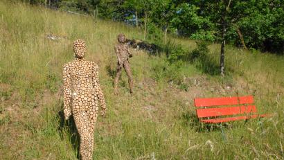 Bild: pop
Eigenartige Wanderer sind auf dem Weg des Naturkunstpfads zu sehen.