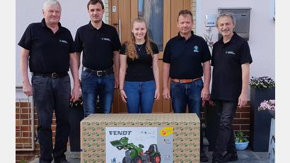 Bild: le
Die Gewinnerin des Flosser Preisrätsels erhält einen Tretschlepper. Von links: Helmut Baumgart, Andreas Alberti, Siegerin Anja Portner, BBV-Ortssprecher Markus Schieder und Rainer Bock.
